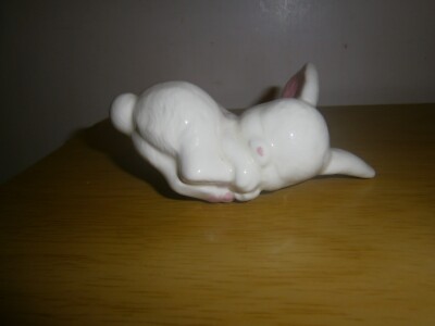 Vintage kleine Keramik schlafender Hase Figur. 5cm. (E7b)