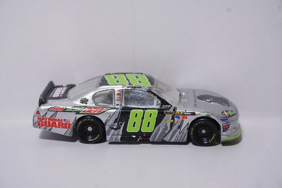 LEER SUELTO Dale Earnhardt Jr The Dark Knight Rises 1/64 Diecast modelo NASCAR Foto 3 de 4