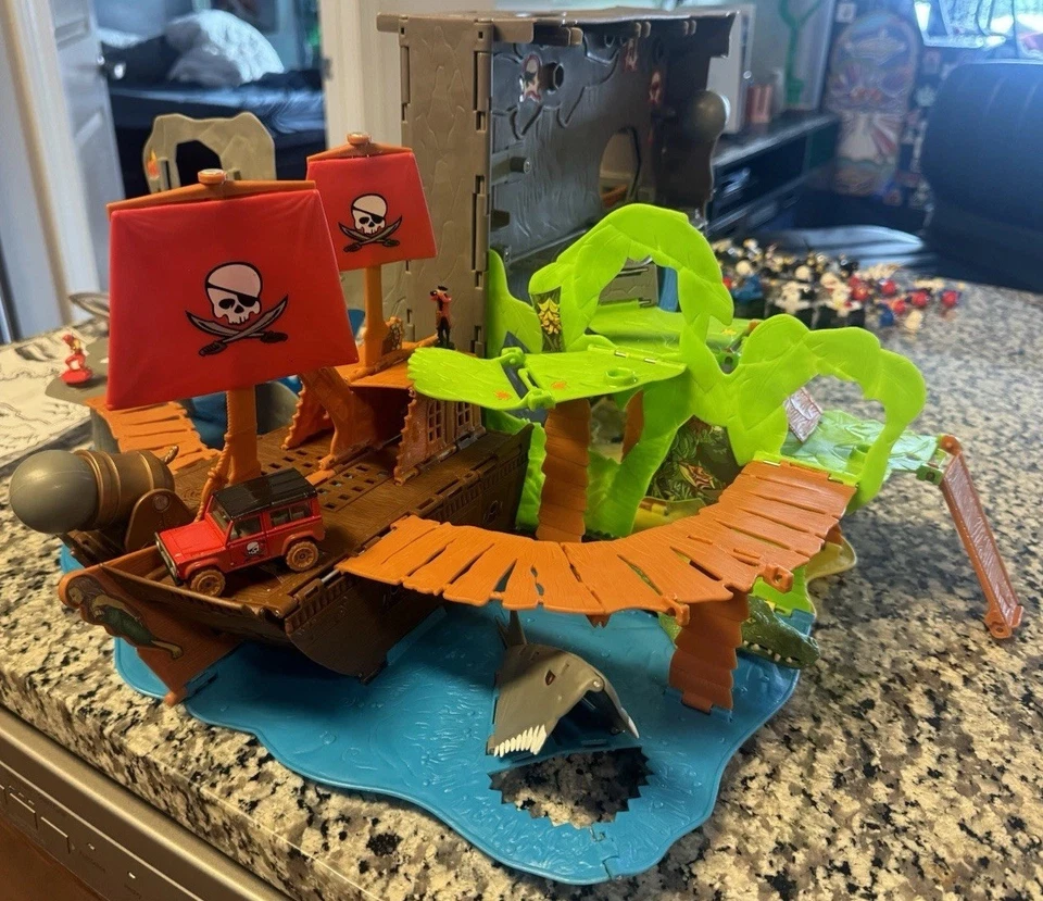 Matchbox Fold & Go 3D Pop Up Playset navio pirata inclui quase todos os acessórios - Imagem 2 de 4