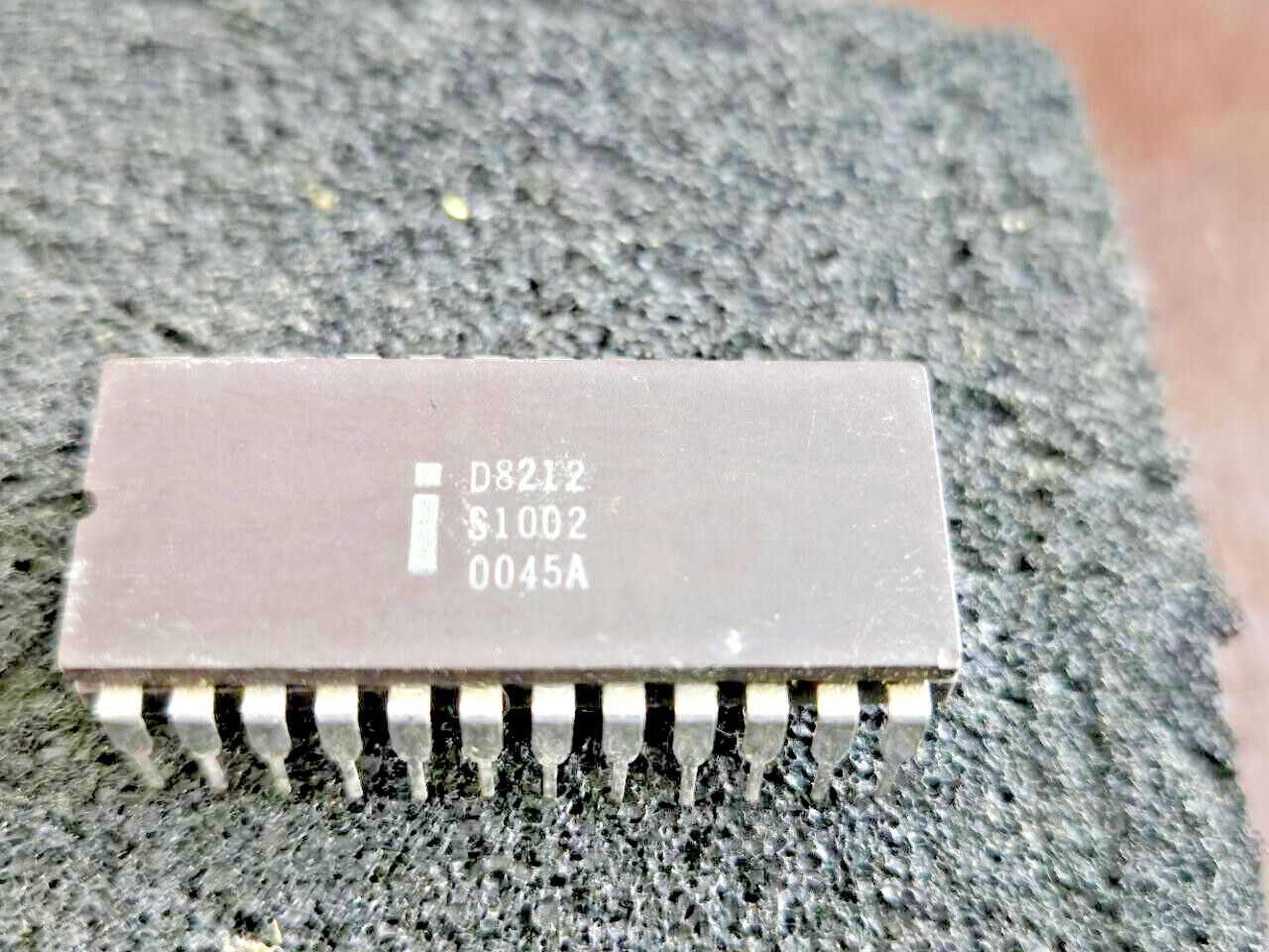 как выглядит Intel D8212 	REGISTERED BUS TRANSCEIVER фото