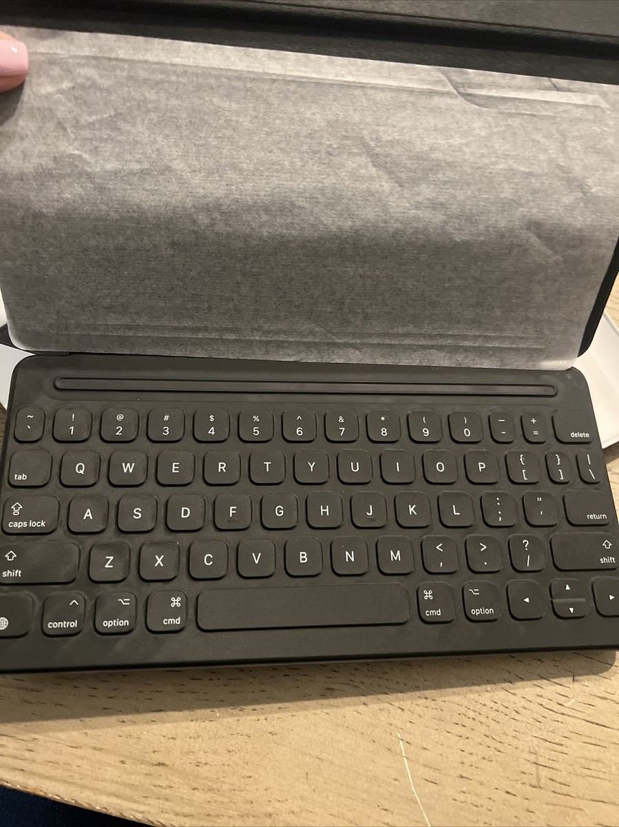 Apple A1829 Smart Keyboard For iPad 7, 8 Or 9 Ipad Air 3rd Gen