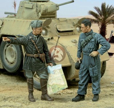 Royal Model 1/35 Italian Captain giving directions to Tanker WWII (2 Figs.) 567