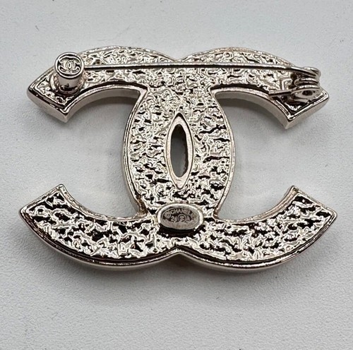 Chanel Métiers DArt 2023-2024 CC Logo Pearl & Rhinestone Gold Brooch 2 Inches... - Picture 6 of 6