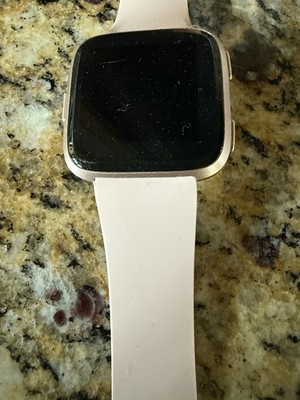 Fitbit Versa Fitness Smartwatch - Peach/Rose-Gold Aluminium (FB504RGPK)