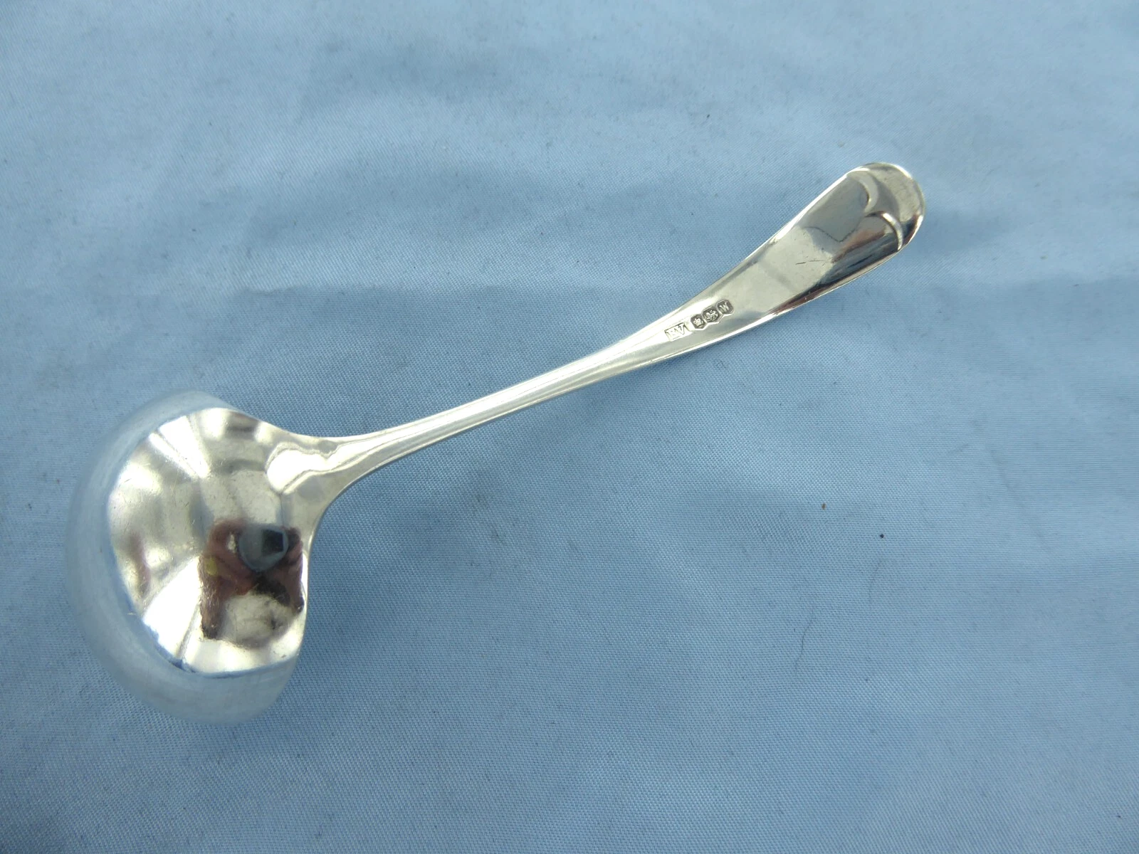 A VINTAGE STERLING SILVER, OLD ENGLISH SAUCE LADLE. SHEFFIELD 1964.
Opens in a new window or tab