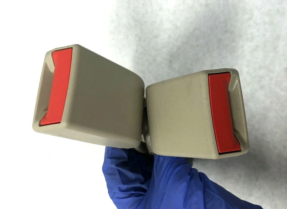 14-16 CADILLAC XTS/BUICK LACROSSE REAR RIGHT SIDE SEAT BELT BUCKLE OEM 2459362 - Image 4 of 4