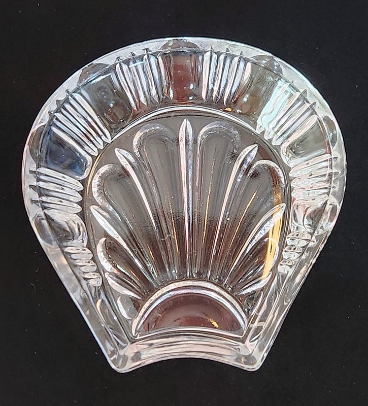 CLAM SHELL SHAPED DISH VINTAGE GLASSWEAR CANDY TRINKET BOWL 4.52" x 4.52" x 1.2"