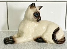ROYAL DOULTON LARGE SIAMESE CAT No. 1558 LYING LOOKING BACKWARDS