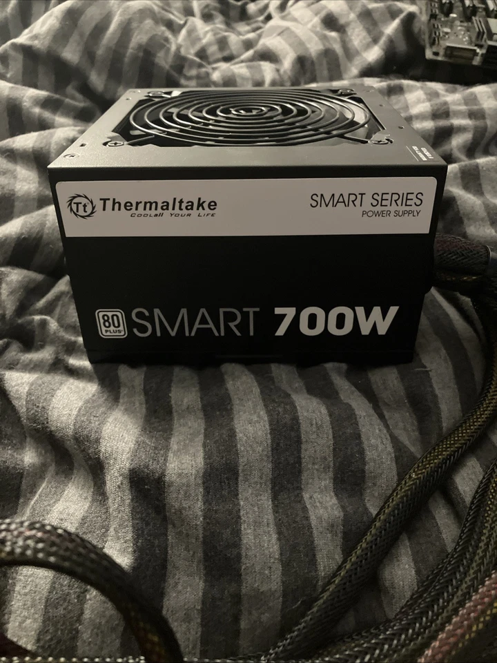 Fuente de alimentación Thermaltake Smart Series 700W SPD-700AH2NLW Foto 2 de 4