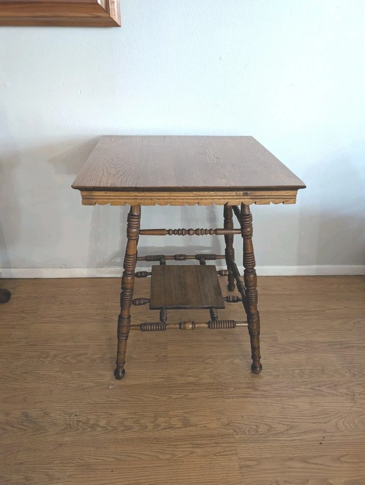 Старинный викторианский прикроватный столик в стиле шпинделя с дубовым акцентом  - Изображение 3 из 4