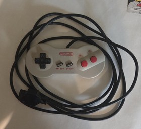 Nintendo NES Controller NES-039 Wired Ergonomic Gray/Red/Black Plastic 1993