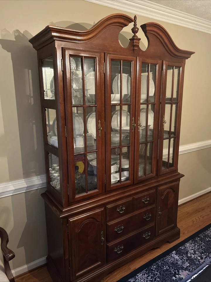 Antiguo gabinete de China (luces de trabajo) excelente estado, hermoso color roble Foto 2 de 4