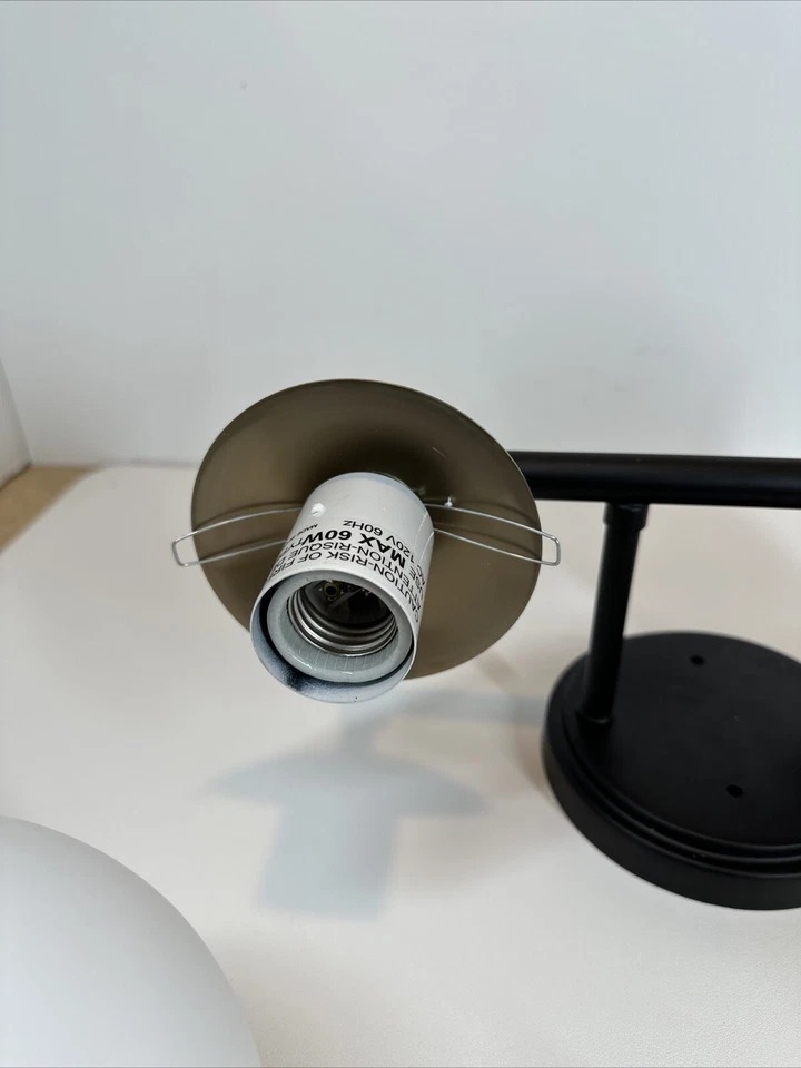 Luz de tocador de baño Millennium Lighting 30302-MB/MG Redondo 2 luces 16" de ancho Foto 2 de 4