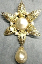 VINTAGE STUNNING VICTORIAN GOLD TONE  FAUX PEARL  DANGLE FLORAL PIN BROOCH 