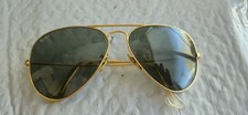 RAY-BAN Aviator Sunglasses. 1 Scratched/Scuffed Lens