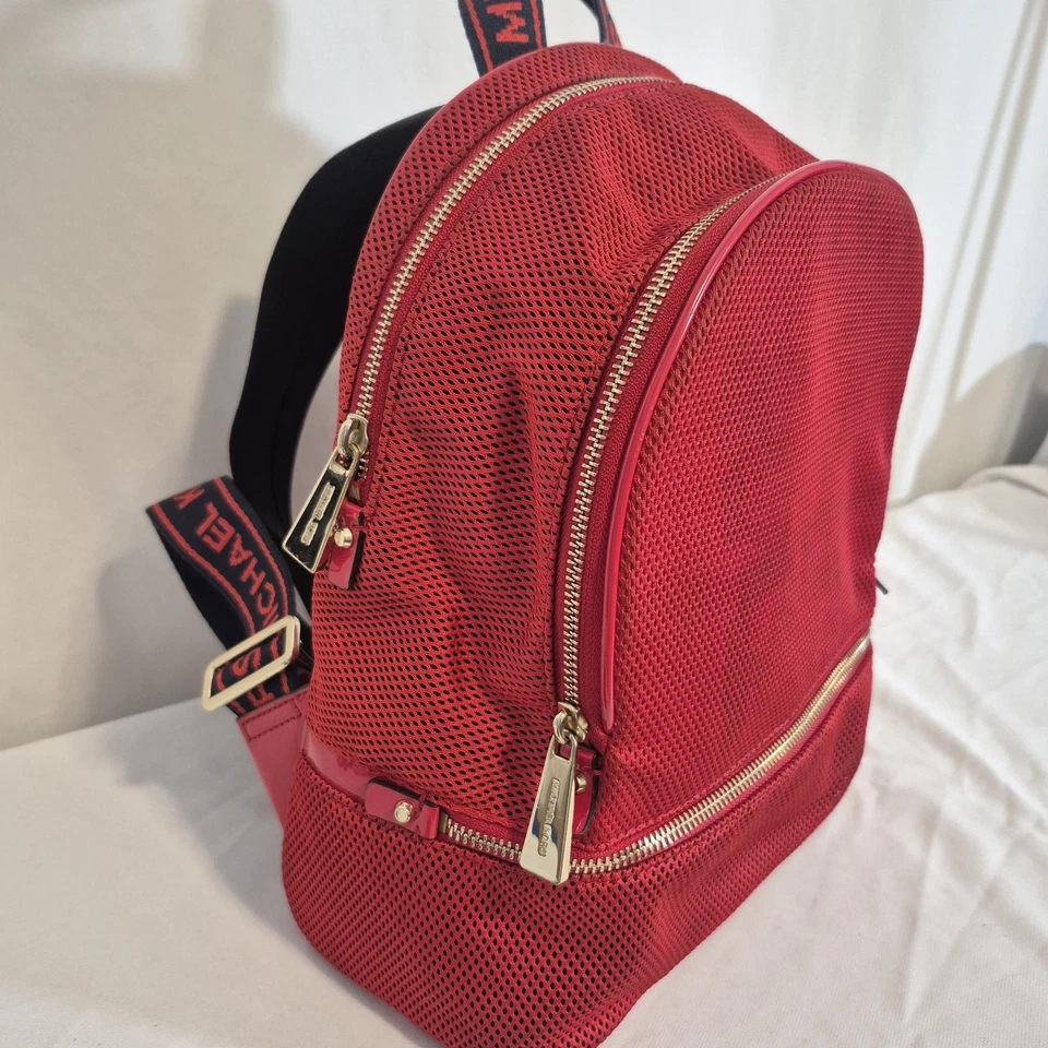 Mochila Michael Kors Rhea Cremallera Logo Frontal Malla Rojo Dorado y Muñequera MK NUEVA Foto 4 de 4