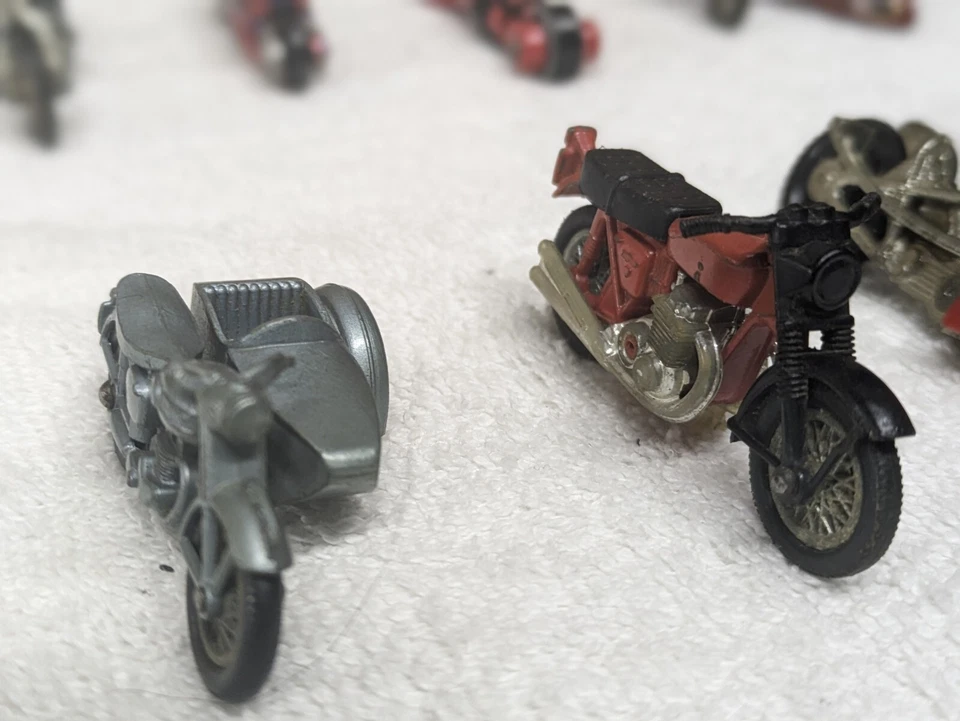 1960 Lesney Matchbox Y4 Triumph, #18 1974 Honda Bike Red, & lot of 8 other bikes - Image 2 of 4