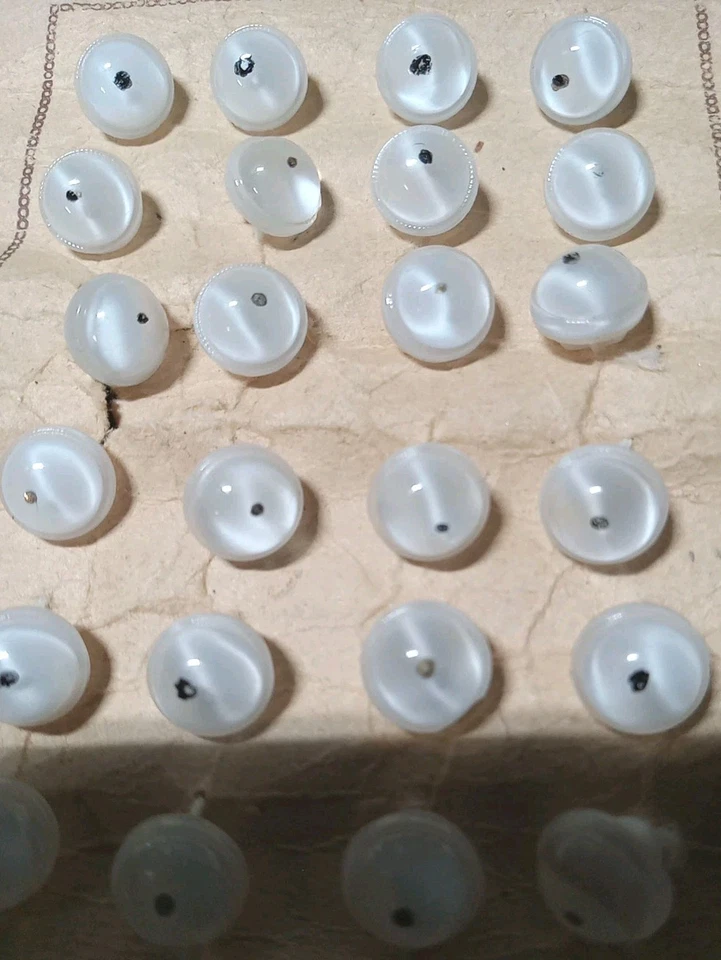 24 botones antiguos de vidrio abovedado blanco Foto 3 de 4
