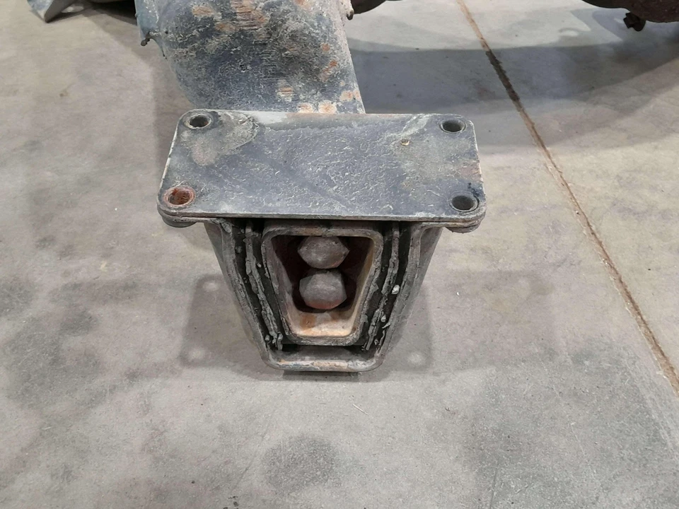 Subchasis travesaño trasero Mercedes Benz W126 420 SEL 1986-1991 OEM 1263503008 Foto 3 de 4