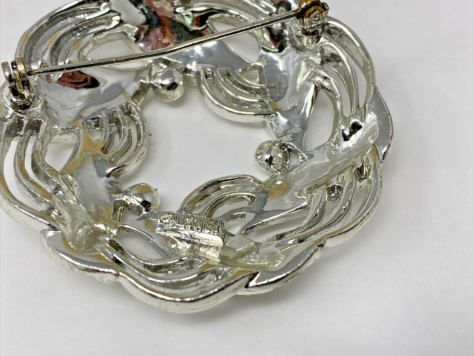 Vintage Silvertone Signed LISNER Open Wreath Broo… - image 6