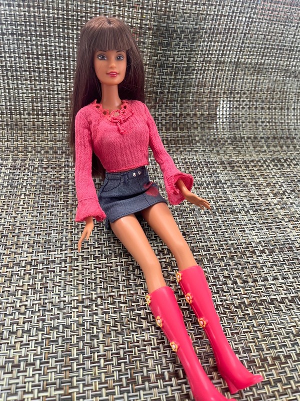 Barbie  Long Silky Hair Beauty in 2002 Fashion Ave.  Denim  Collection Excellent