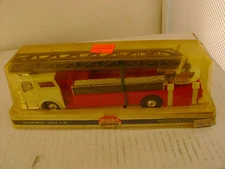MODEL POWER PLAYART 1:48 SCALE RED W/WHITE CAB MACK FIRE ENGINE LADDER TRUCK NEW