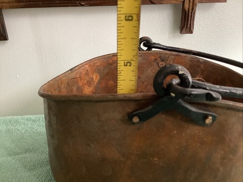 Pentola vintage in rame martellato con manico in ferro - Foto 6 di 7