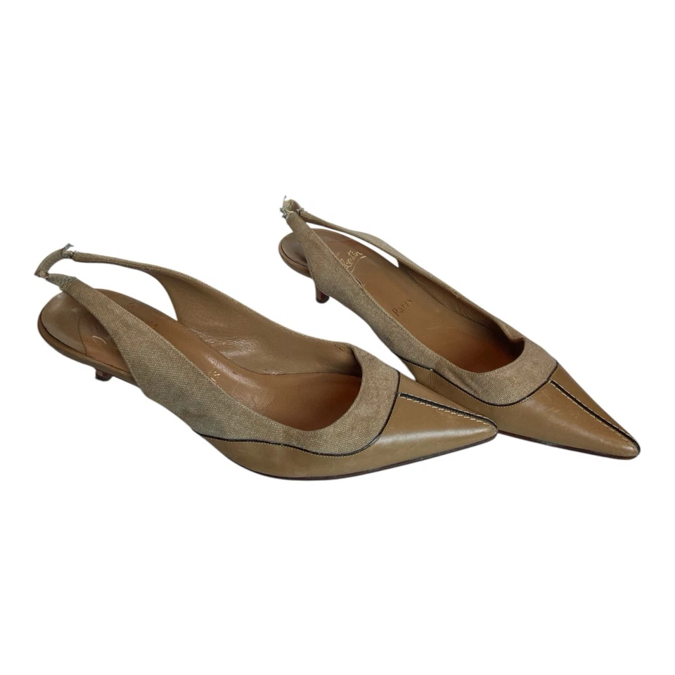 Zapatos de salón Christian Louboutin de gamuza nude tacones altos talla 7,5 - punta 8 puntiaguda usados Foto 3 de 4