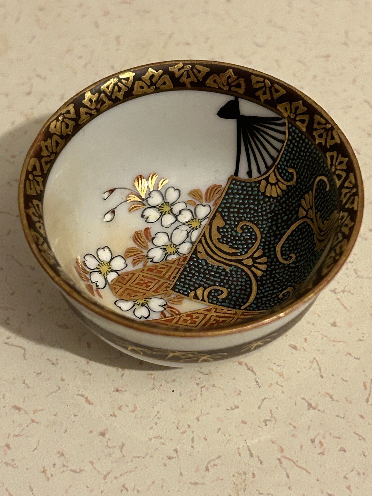 Antike japanische Sake Schüssel Tasse handbemaltes Porzellan aus dem 19./20. Jahrhundert