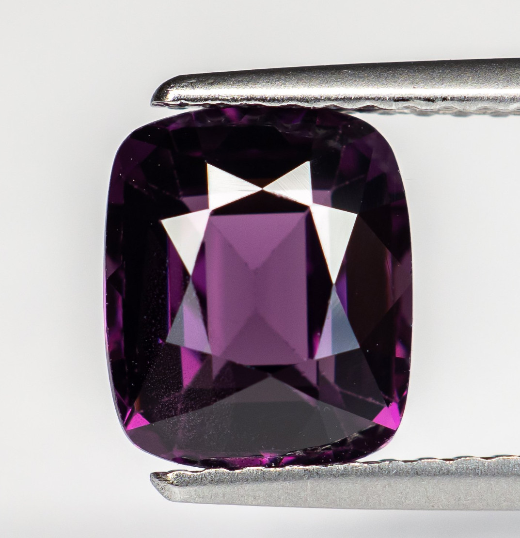 Spinelle naturelle violet rosé de 2,31 carats taille coussin non traitée