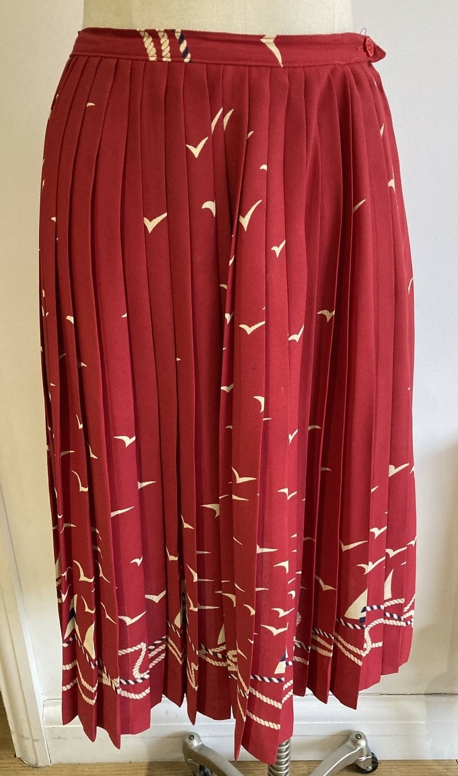 Daniel Hechter Paris 1970s/1980s Red Pleated Birds/Boat Skirt, Size 13.5" across 5
