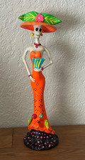 Escultura Dama Catrina Día de Muertos pintada a mano en color naranja 12,5 pulgadas de alto