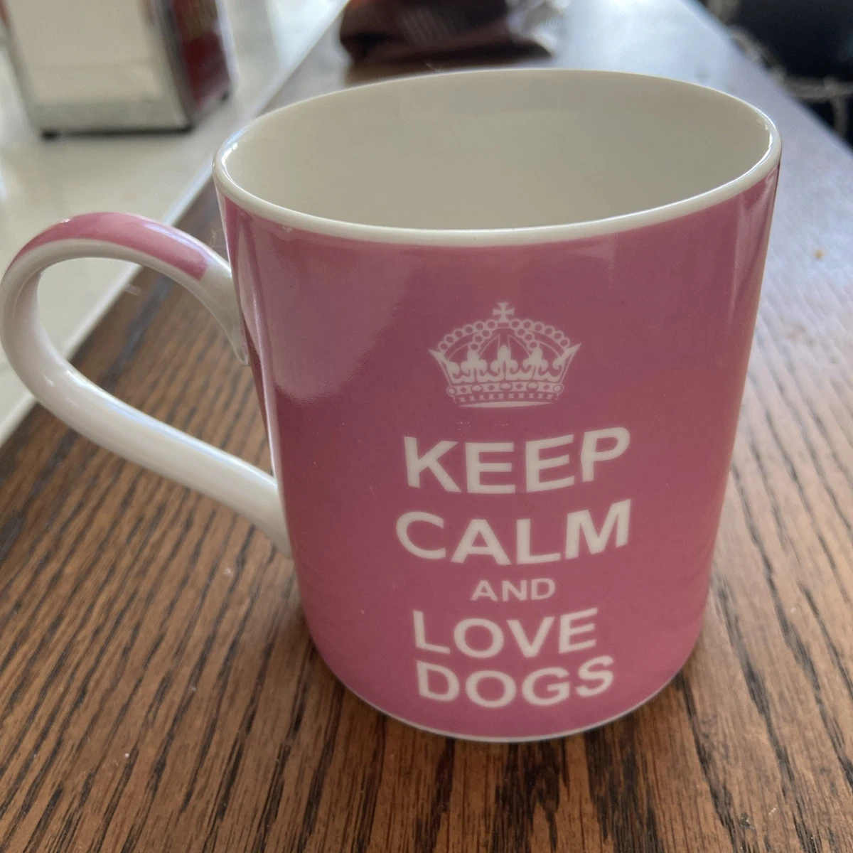 Tazza Keep Calm And Hug A Staffy | Grigio Con Manico E Bordo Rosa | Ceramica Di Qualità, Lavabile In Lavastoviglie E Microonde | Regalo Originale