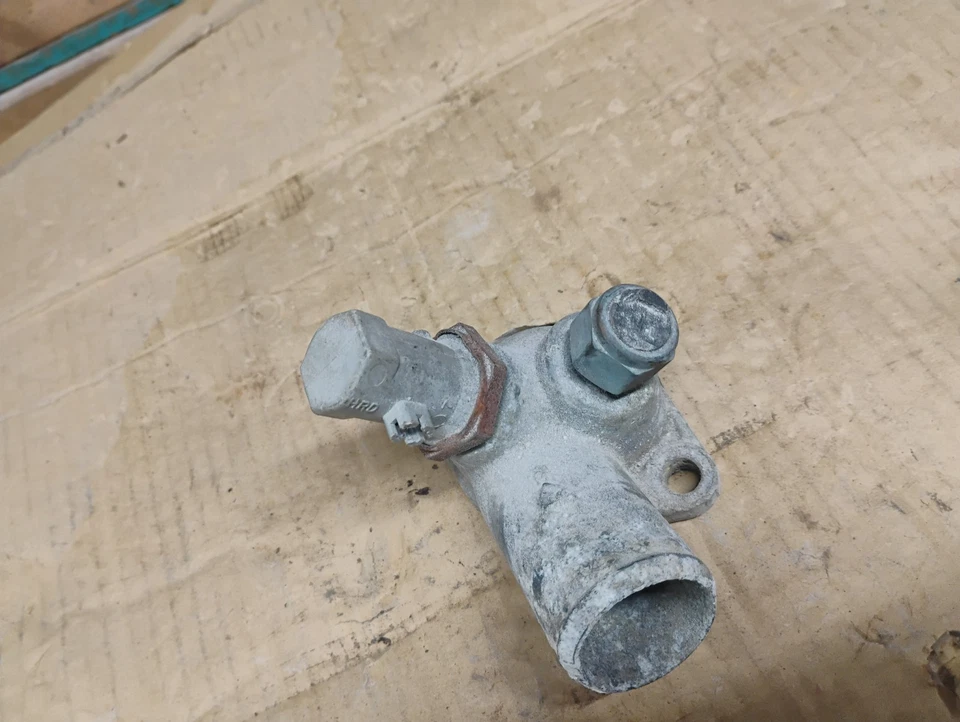 Carcasa termostato Chevy GMC Squarebody 73-87 Foto 4 de 4