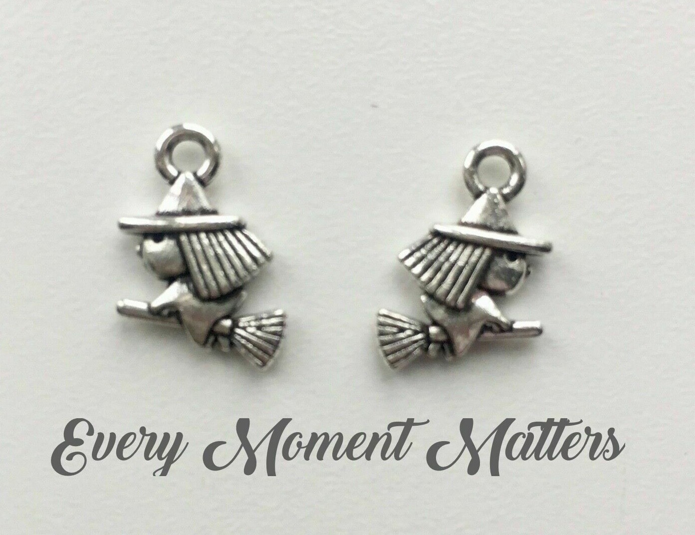 20 x Tibetan Silver WITCH ON A BROOMSTICK HALLOWEEN 13x10mm Charms Pendant