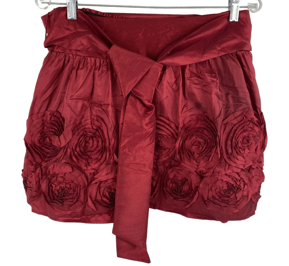 Minifalda roja satinada femenina festiva preppy hada forrada con apliques florales M Foto 4 de 4