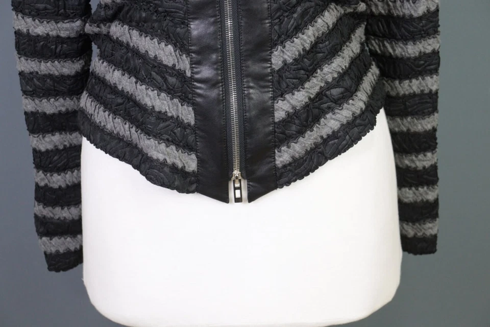 Chaqueta corta Joseph Ribkoff de cuero negro a rayas con volantes cremallera completa EE. UU. 10 Foto 2 de 4