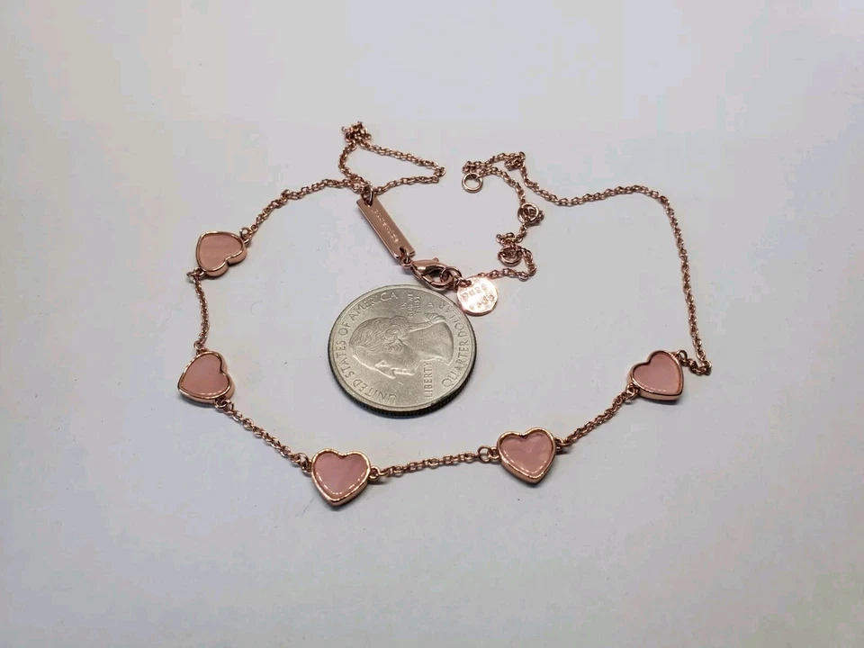 Pura Vida 镀玫瑰金粉色珍珠母心脏站项链 — 第 3/4 张图片
