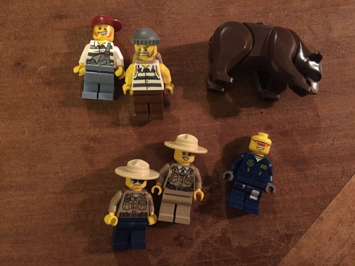 LEGO- CITY- FOREST POLICE STATION- 4440- 100% COMPLETE LEGO- CITY- FOREST POLICE STATION- 4440- 100% COMPLETE