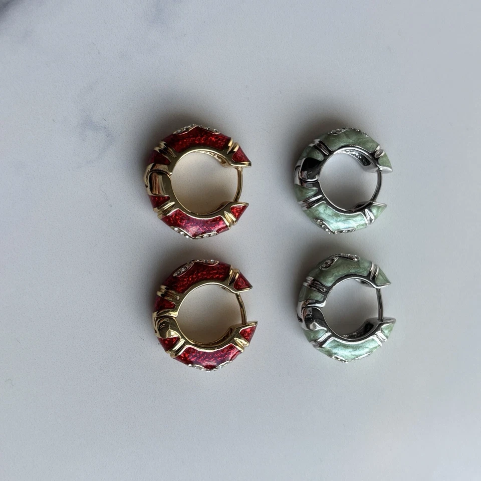 Juego de 2 pendientes de aro Huggie esmalte epoxi dorado LAUREN G ADAMS verde y rojo Foto 2 de 4