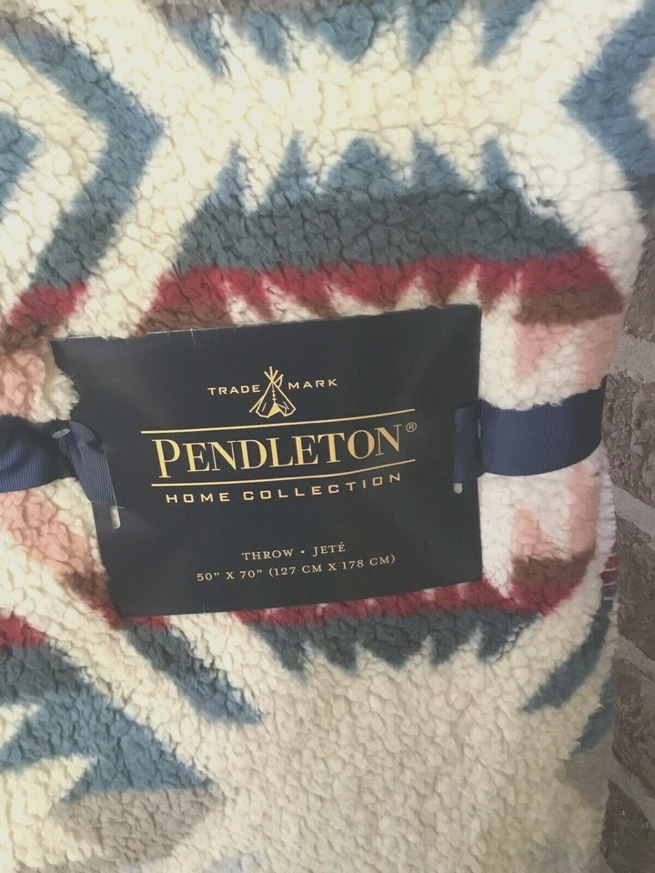 Pendleton beige / taupe Sherpa to Fleece Aztec reversible Blanket throw -50 x 70 - Image 3 of 4