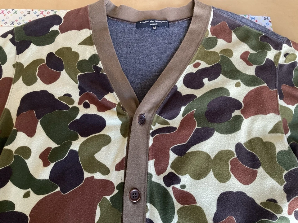 COMME DES GARÇONS HOMME) SUÉTER ESTAMPADO CAMUFLAJE UNISEX (M) Foto 2 de 4