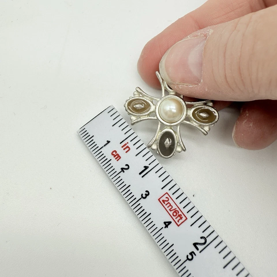 Hermoso broche cruz maltesa vintage esmalte tono dorado y perla sintética firmado AK Foto 3 de 4