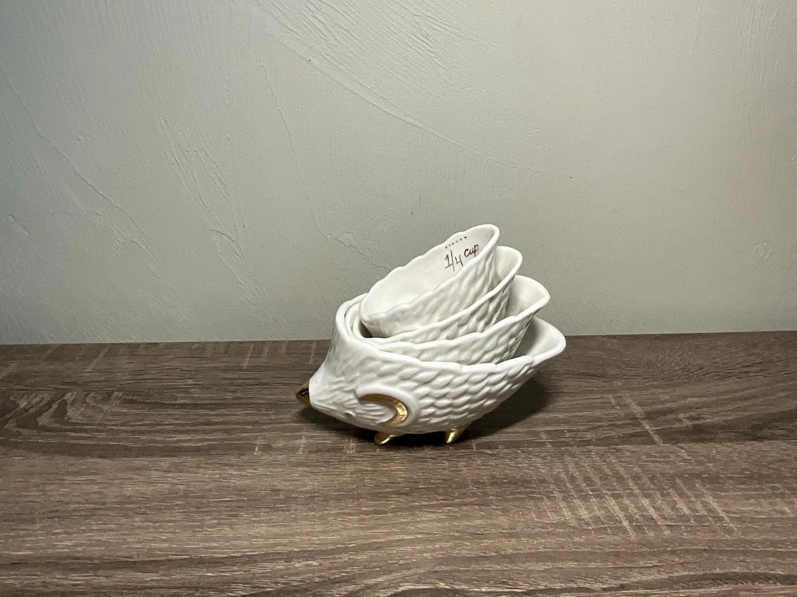 Anthropologie Hedgehog 4 Measuring Cups Stackable Nesting Ceramic White & Gold