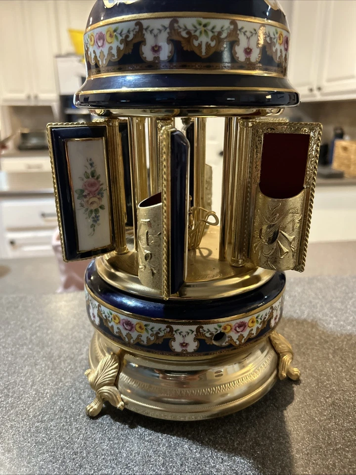 Caja de música carrusel vintage, lápiz labial giratorio/soporte para cigarrillos hecho en Italia Foto 2 de 3