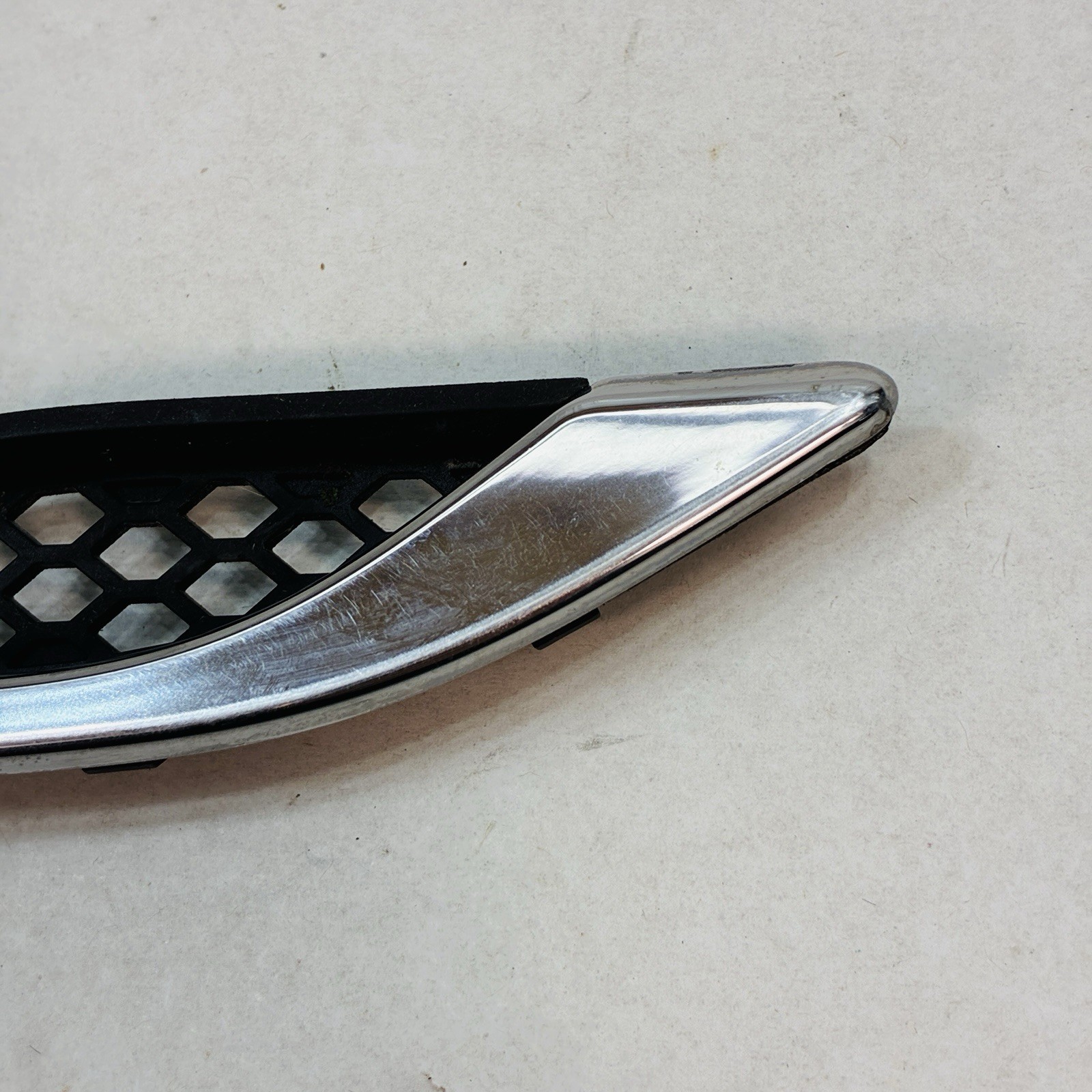 2014-2020 MASERATI GHIBLI FRONT RIGHT PASSENGER SIDE FENDER GRILLE MOLDING OEM