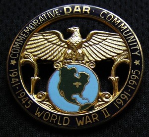 VTG DAR DAUGHTERS OF THE AMERICAN REVOLUTION WORLD WAR II GOLD FILLED PIN - WWII