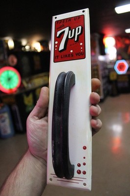 SCARCE 1950s FRESH UP 7UP SODA PAINTED METAL BAKELITE HANDLE DOOR PULL SIGN