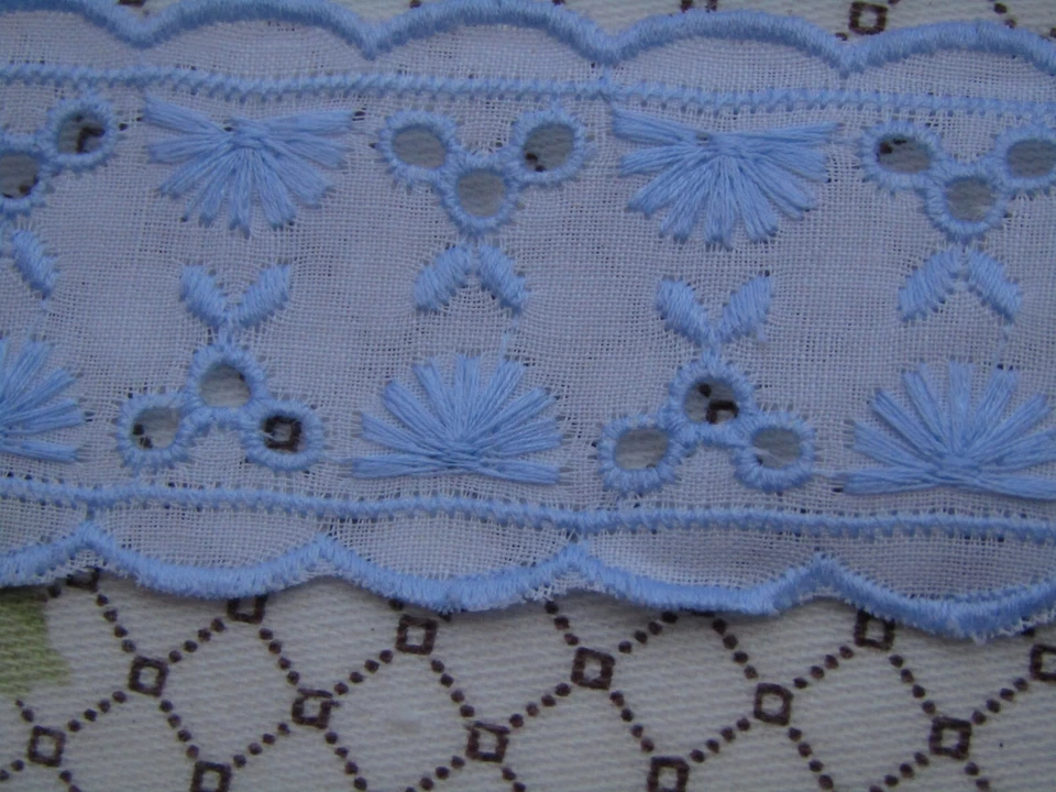 420 cm de galon  broderie anglaise bleu ciel ancien  largueur 3,4 cm - Photo 3/4