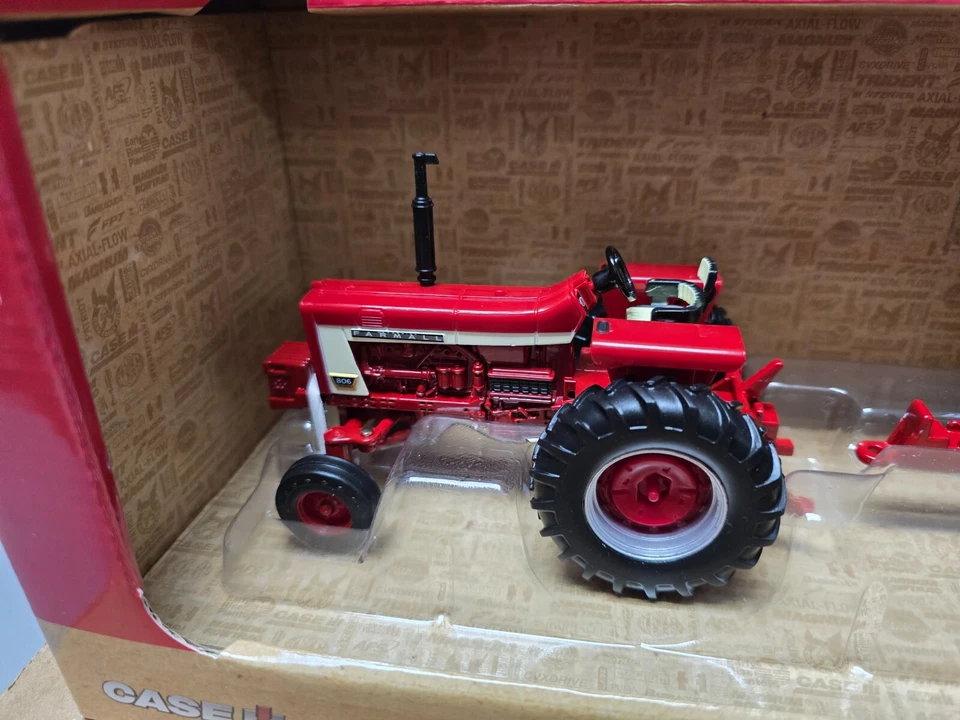 1/32 Farmall 806 Diesel WF Tractor with Gravity Wagon – Ertl - Image 3 of 4